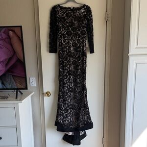 Venus Couture Women’s Formal Gown Dress Lace Overlay Size 4 NWT